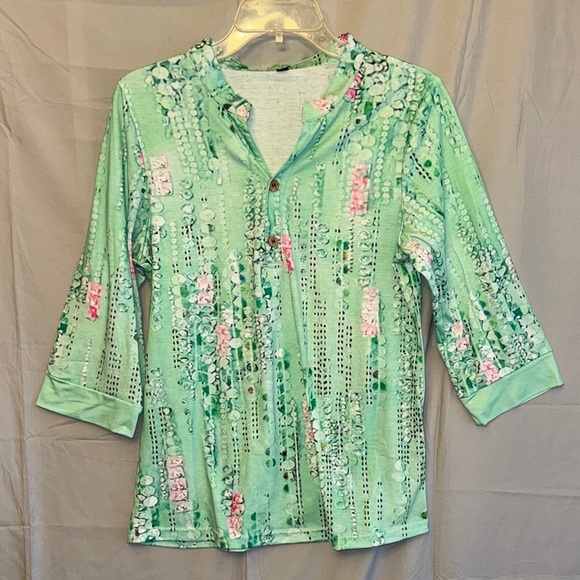 Tops - ❤️Chic Mint Green Button Down Shirt